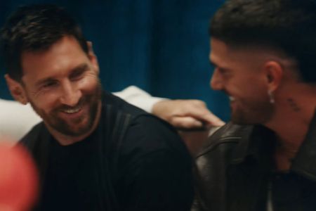 Messi e De Paul em videoclipe da cantora Tini Stoessel • Reprodução/YouTube