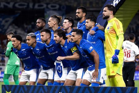 Jogadores do Cruzeiro perfilados antes de jogo