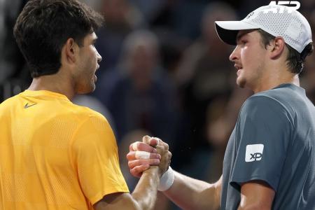 Carlos Alcaraz cumprimenta João Fonseca após confronto no Masters 1000 de Miami