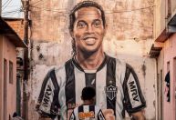 Ídolo do Atlético, Ronaldinho faz aniversário e ganha homenagem do clube