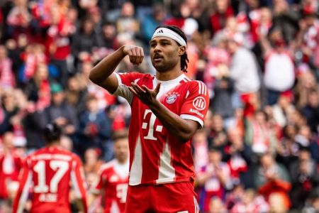Serge Gnabry celebra gol pelo Bayern contra o Union Berlin