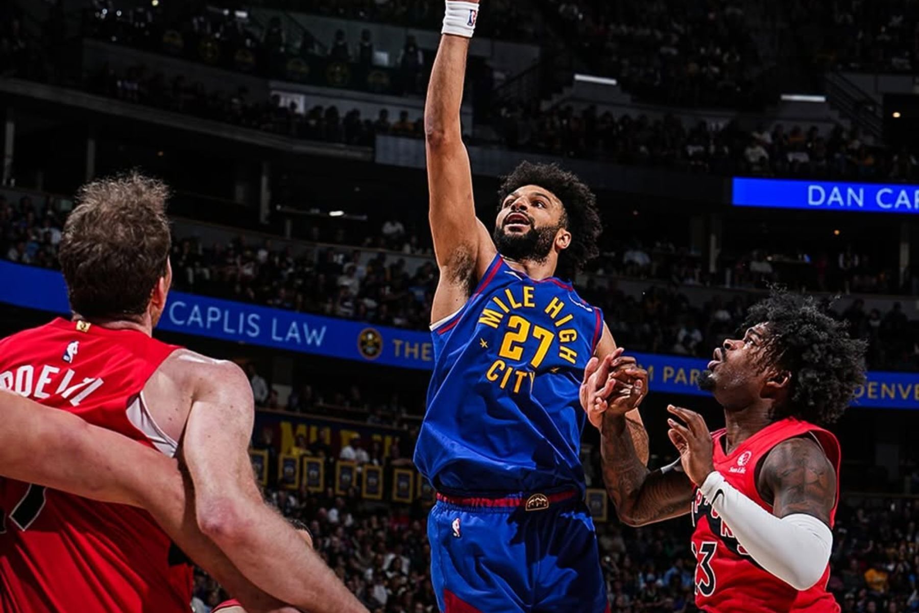 Jokic e Murray decidem, e Nuggets batem Toronto de virada na NBA