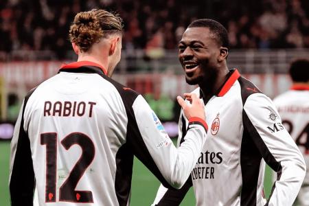 Time do Milan celebra gol contra o Torino