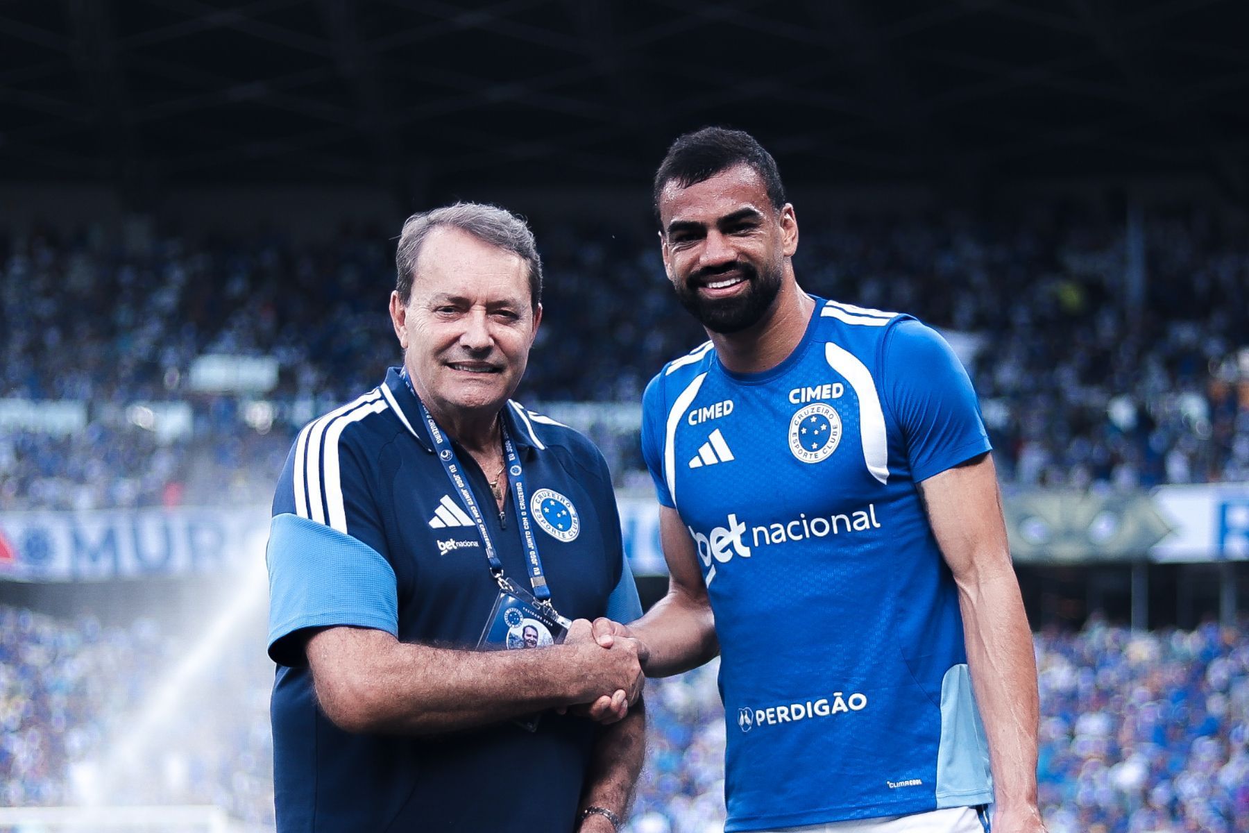Titular do Cruzeiro é homenageado antes de jogo no Mineirão; veja