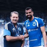 Titular do Cruzeiro é homenageado antes de jogo no Mineirão; veja
