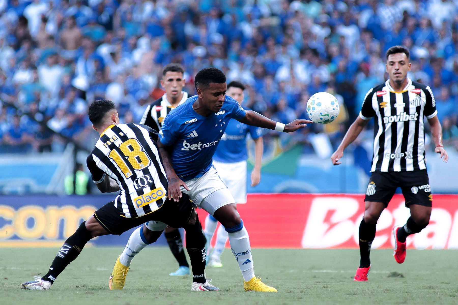 Cruzeiro só empata com Santos no Mineirão e amarga a lanterna da Série A