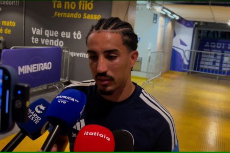 Christian dando entrevista após jogo contra o Santos