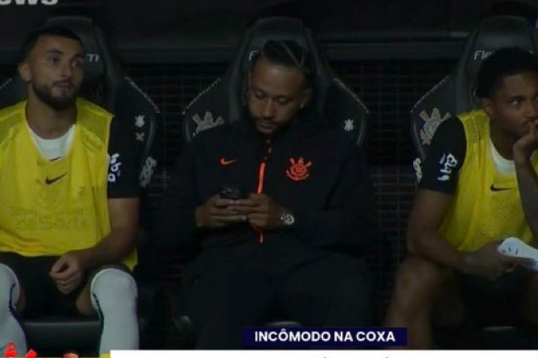 Corinthians: Memphis se explica após quebrar regra e usar celular no banco