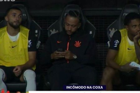 Memphis Depay, jogador do Corinthians, com o celular no banco de reservas