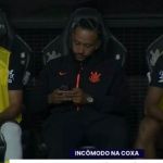 Corinthians: Memphis se explica após quebrar regra e usar celular no banco