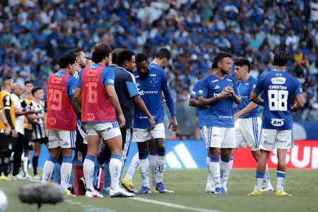 Jogadores do Cruzeiro durante jogo contra o Santos no Mineirão