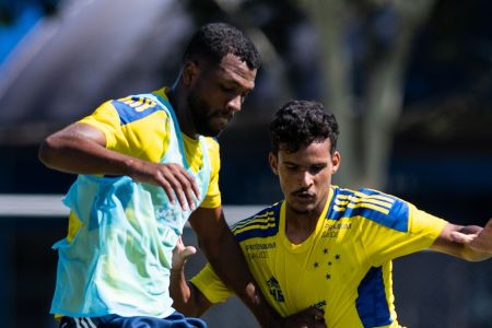 Igor Thiago e Kaiki Bruno durante treino do Cruzeiro em 2021