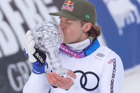 Lucas Pinheiro recebe prêmio de melhor atleta do Slalom Gigante