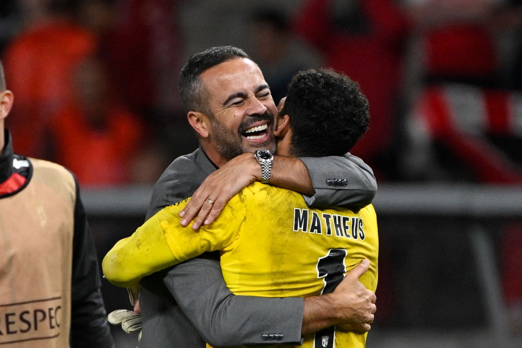 Torcedor do Cruzeiro, goleiro ostenta marca na carreira de Artur Jorge