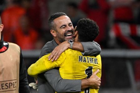 Artur Jorge e Matheus Magalhães se abraçam após vitória do Braga-POR