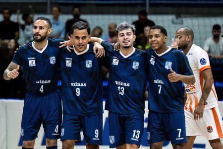 Time do Minas celebra gol diante do Abarka, nesta quarta-feira (25)