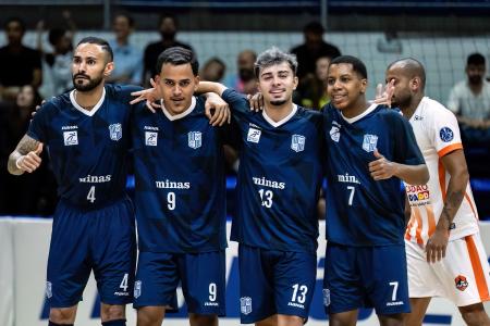 Time do Minas celebra gol diante do Abarka, nesta quarta-feira (25)
