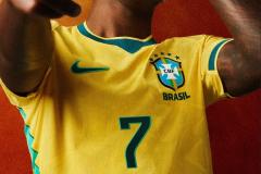 Vini Jr. com a nova camisa da Seleção Brasileira
