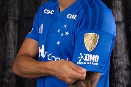 Patch da Copa Libertadores na camisa do Cruzeiro • Divulgação/Libertadores