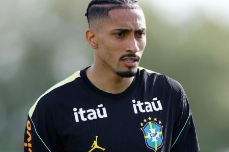 Raphinha, jogador do Barcelona, em treino pela Seleção Brasileira