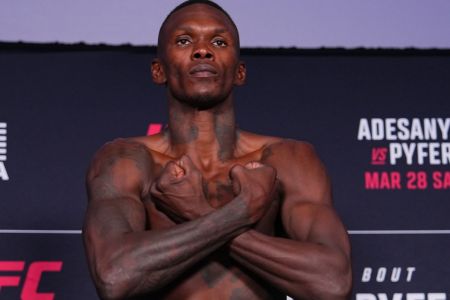 Israel Adesanya durante pesagem para o UFC Seattle