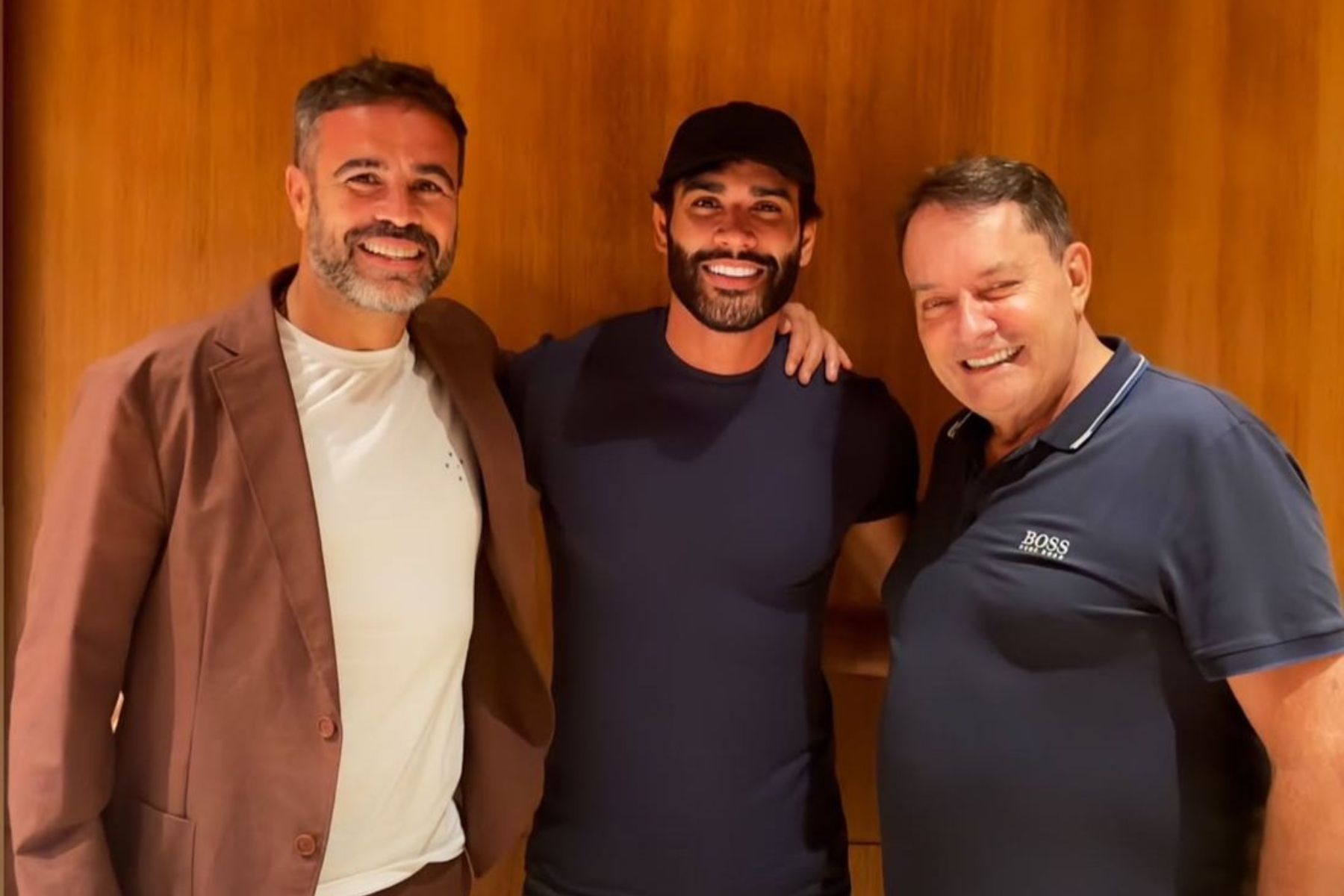 Torcedor símbolo, Gusttavo Lima posa com Pedrinho e Artur Jorge, treinador do Cruzeiro