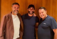 Torcedor símbolo, Gusttavo Lima posa com Pedrinho e Artur Jorge, treinador do Cruzeiro