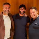 Torcedor símbolo, Gusttavo Lima posa com Pedrinho e Artur Jorge, treinador do Cruzeiro