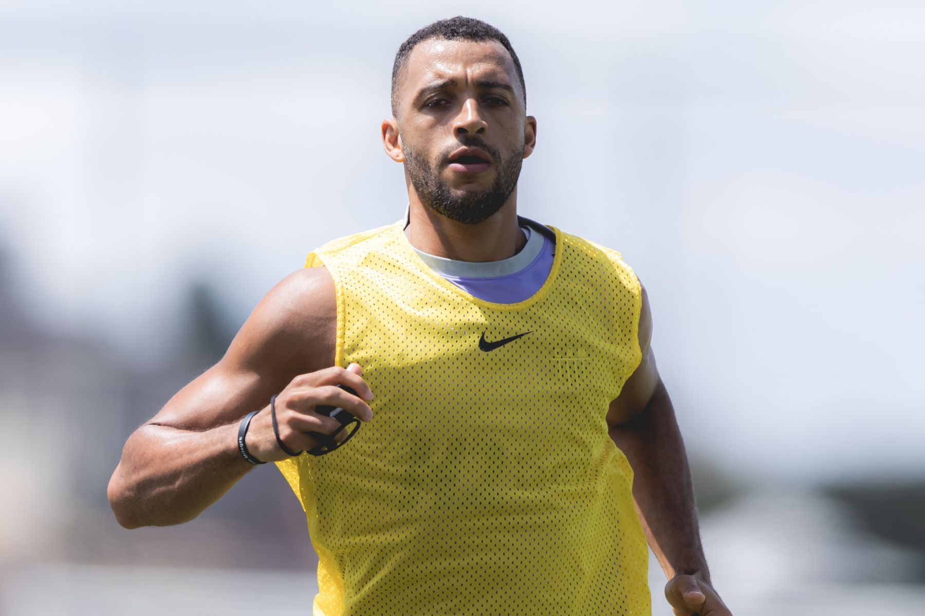Zagueiro se recupera de lesão e vira opção para próximo jogo do Atlético