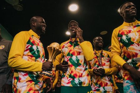 Jogadores de Senegal com a taça da Copa Africana de Nações