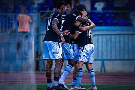 Time do Remo celebra gol pelo Campeonato Brasileiro