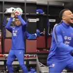 Mbappé faz 'cesta' inusitada em vestiário da França e surpreende com dancinha