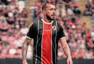Campeão pelo Atlético, ex-Arsenal é anunciado por tradicional clube do Sul