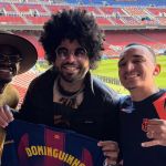 Astro do forró, João Gomes visita Camp Nou e ganha presente do Barcelona