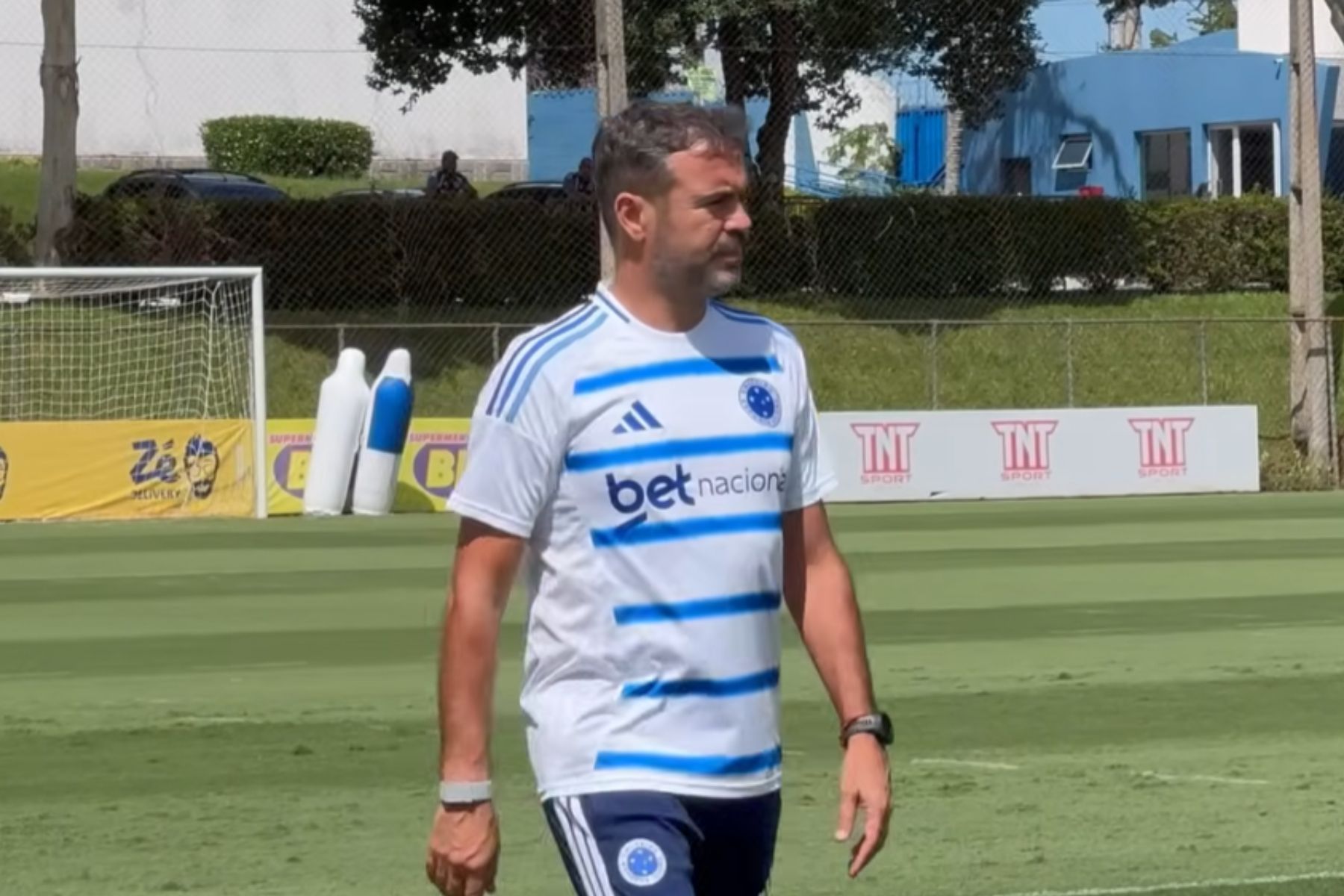 Artur Jorge tem 'dor de cabeça' na defesa para Cruzeiro x Vitória; veja cenário