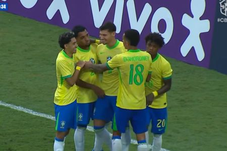 Jogadores da Seleção Brasileira Sub-20 celebram gol sobre o Paraguai