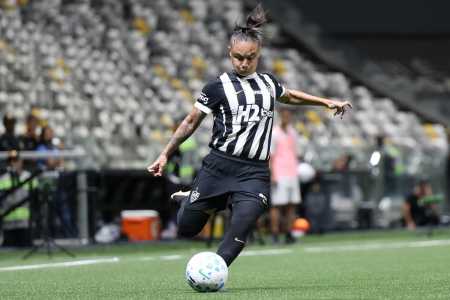 Bárbara Melo em ação pelo Atlético