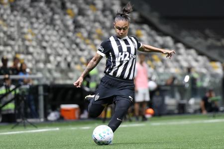 Bárbara Melo em ação pelo Atlético