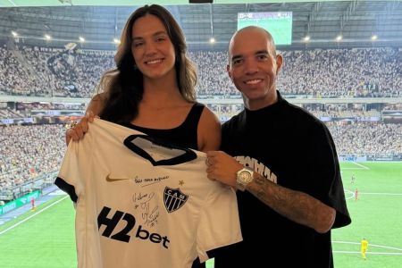 Julia Kudiess e Diego Tardelli assistem ao jogo do Atlético na Arena MRV