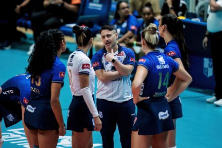 Técnico Lorenzo Pintus com jogadoras do Gerdau Minas