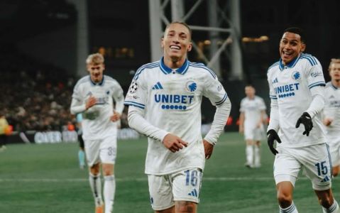 Robert Silva comemora gol no Copenhague