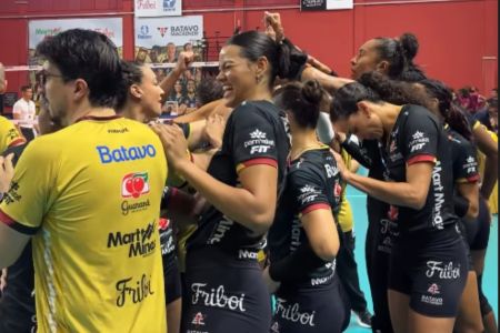 Jogadoras do Mackenzie comemoram ponto no jogo contra o Maringá