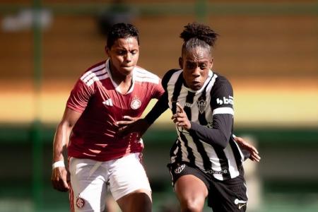 Jogadoras de Atlético e Internacional em ação pelo Brasileirão Feminino