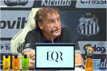 Técnico Cuca em apresentaçãoo pelo Santos