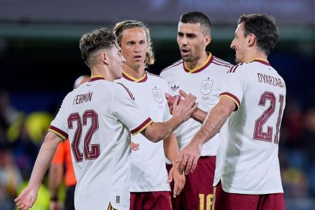Jogadores da Seleção Espanhola comemoram gol sobre a Sérvia