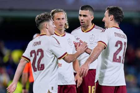 Jogadores da Seleção Espanhola comemoram gol sobre a Sérvia