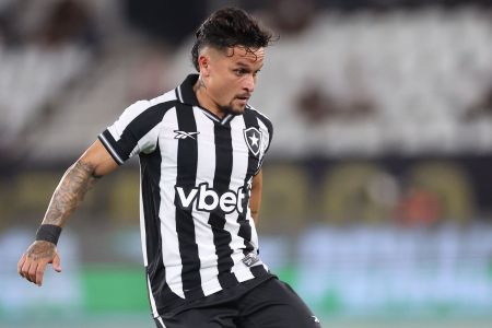 Atacante Artur em jogo do Botafogo