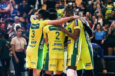 Equipe do Campinas celebra ponto na Superliga Feminina