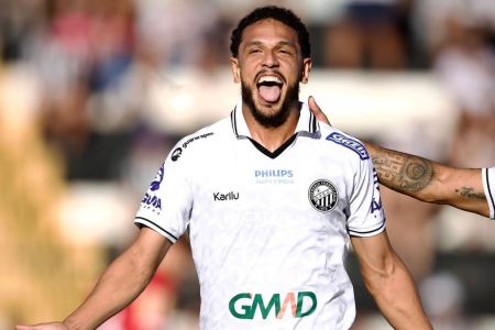 André Dantas comemora gol pelo Operário