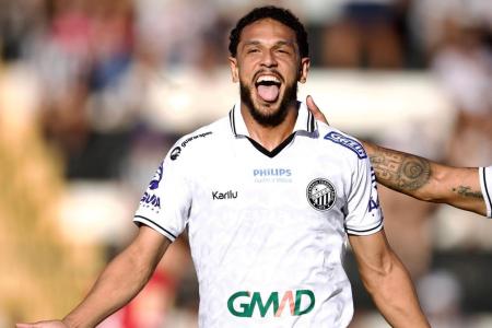 André Dantas comemora gol pelo Operário